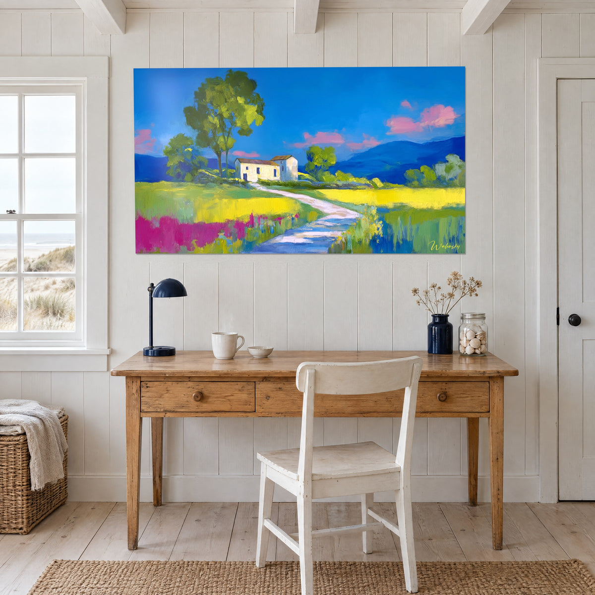 Schilderij zonnig landhuis, stralend gele weide en diepblauwe heuvels, boven een bureau van licht hout