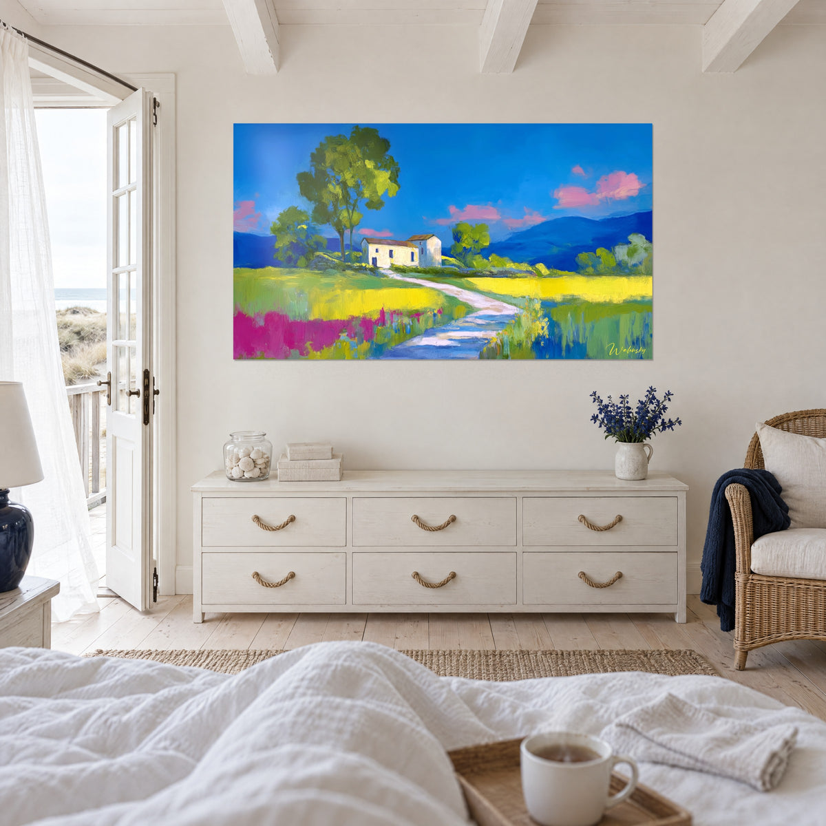 Schilderij Provençaals landschap, grote groene boom, roze wolken aan blauwe hemel, boven een bed in een lichte slaapkamer