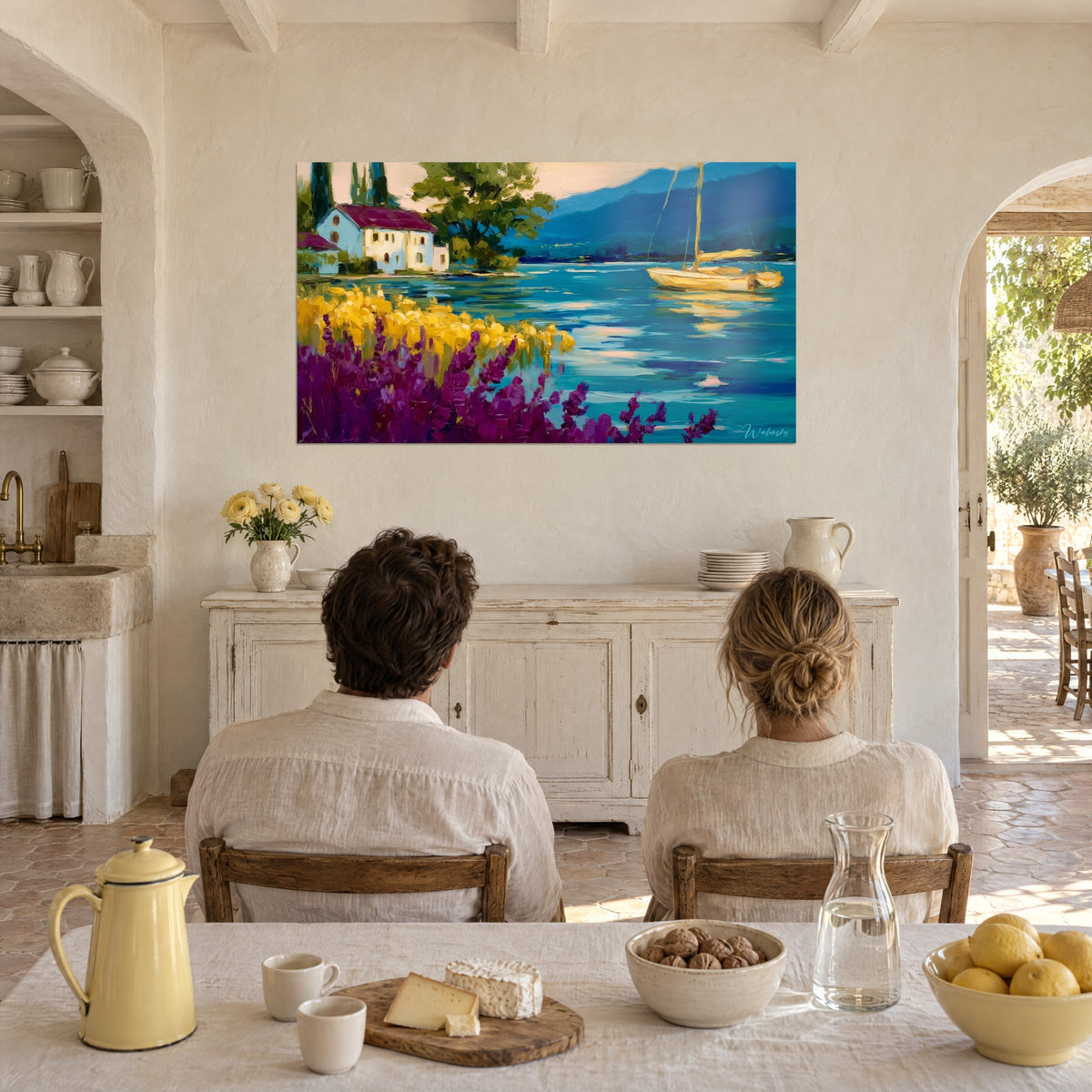 Cuadro Lago impresionista con reflejos rosados, macizos amarillo dorado y violeta, casita de tejado rojo, frente a una pareja sentada a la mesa