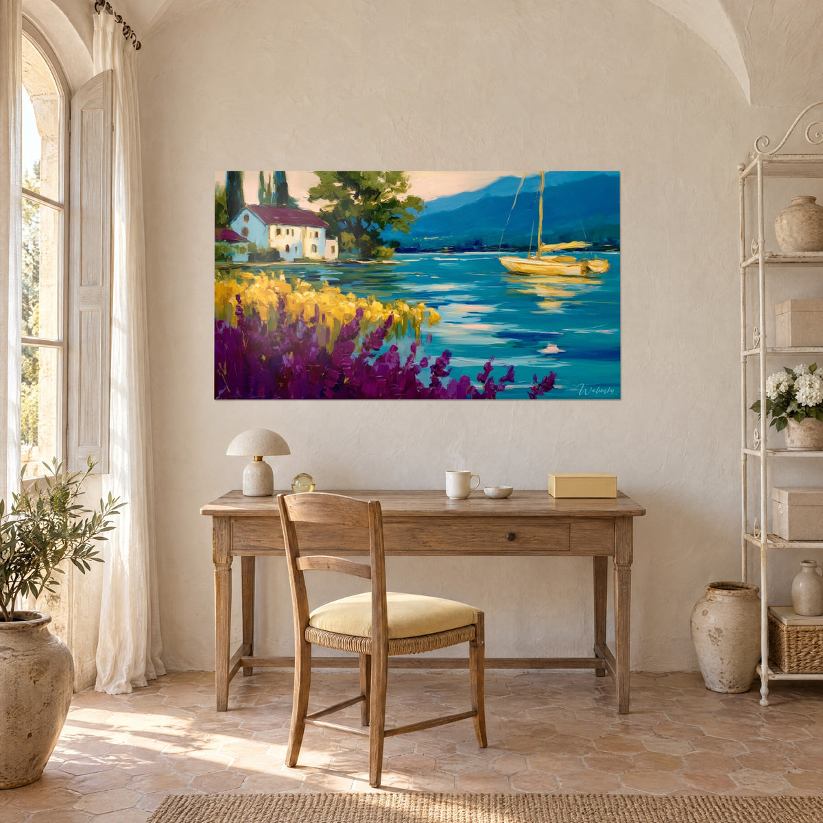 Cuadro Paisaje de lago al atardecer, montañas azules, barco amarillo y flores violetas, en la pared de un despacho de madera clara