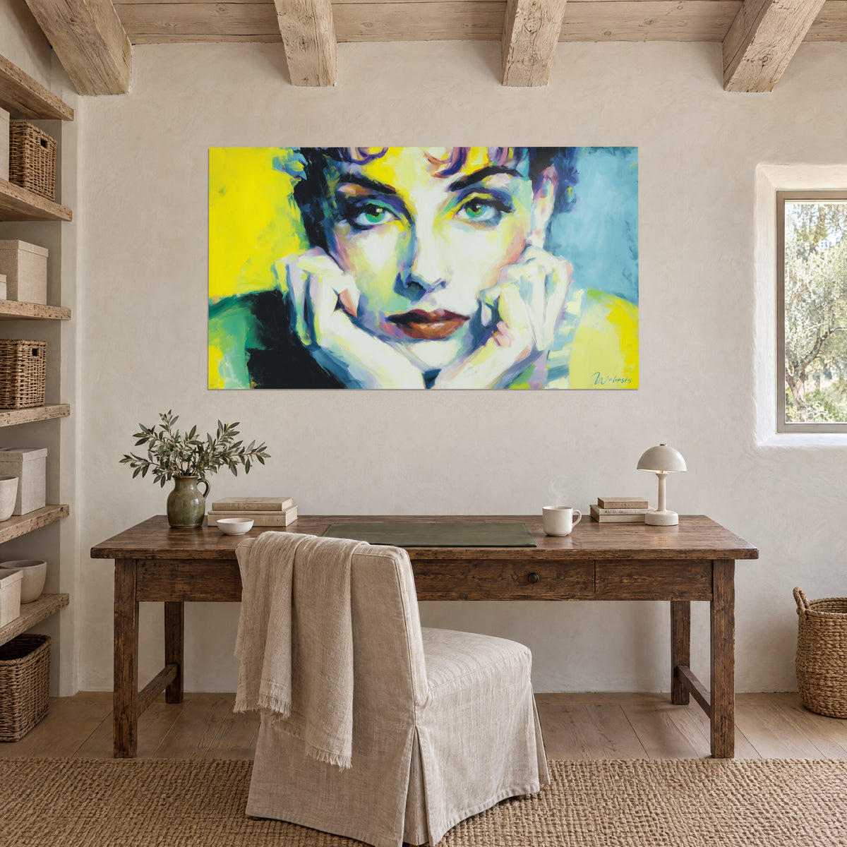 Cuadro musa de labios color óxido y cejas oscuras, fondo amarillo y azul pálido, encima de un escritorio de madera en bruto