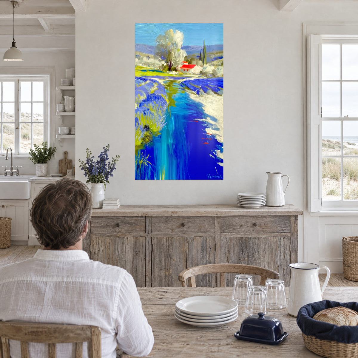Quadro pittura di lavanda a pennellate spesse, acqua blu elettrico e pascolo giallo verde, in una cucina sul mare
