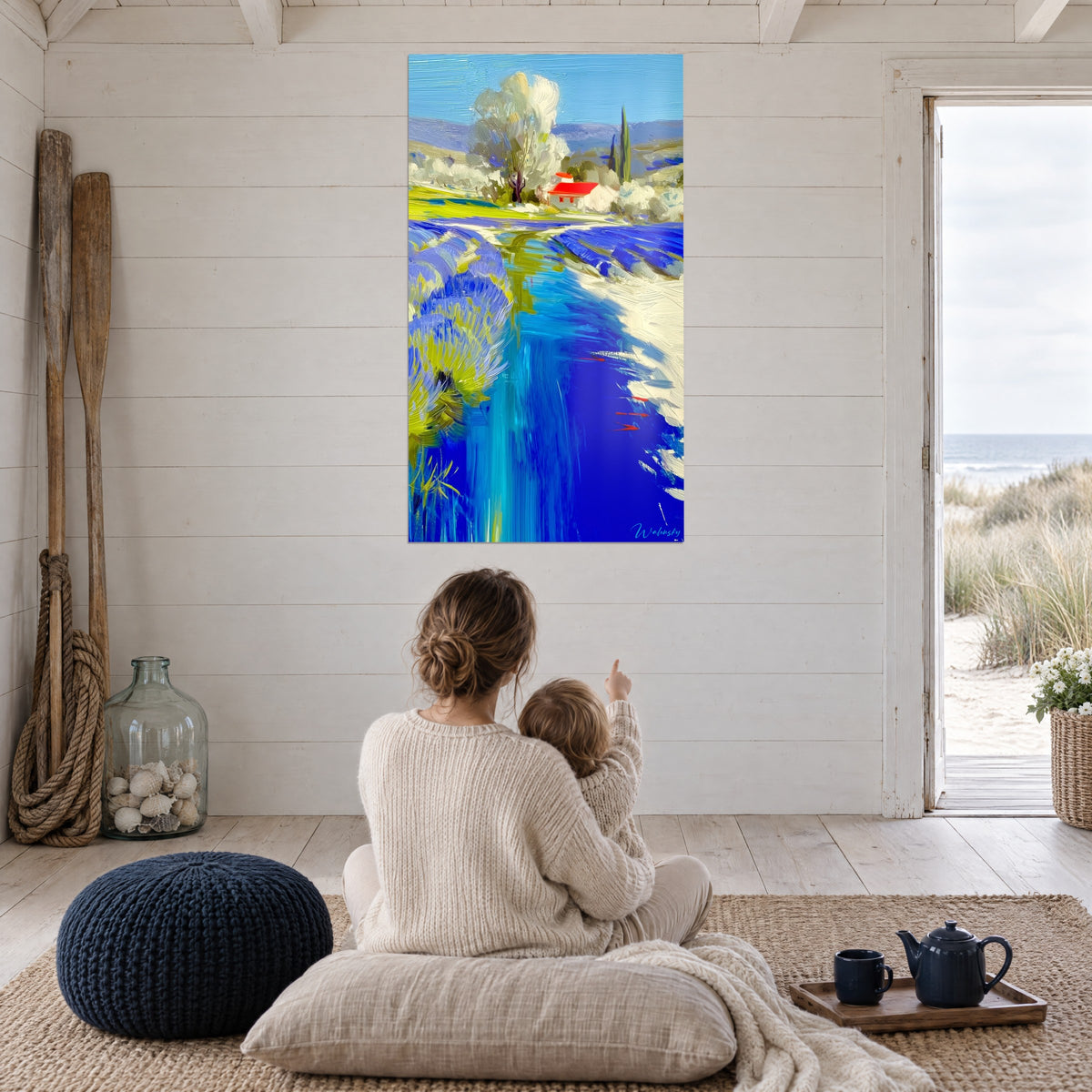 Quadro distesa di lavanda indaco e sabbia bianca, borgo con tetto rosso sotto cielo azzurro pallido, in una stanza aperta sulla spiaggia