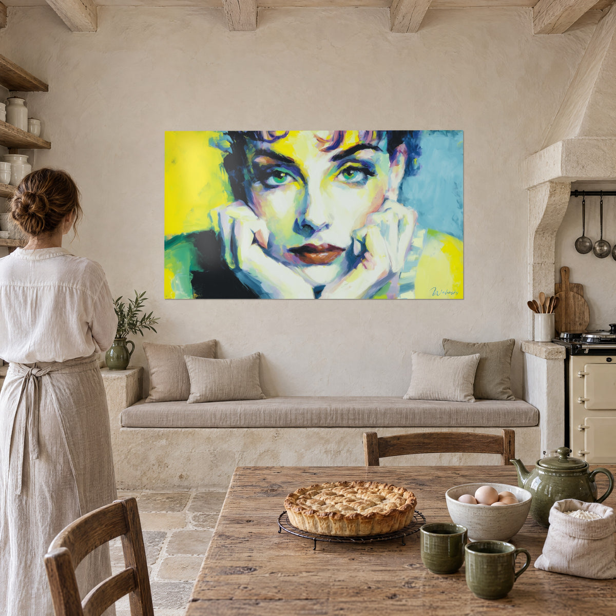 Cuadro musa de ojos verdes pintada con amplias pinceladas amarillas y azules, pared de yeso beige, banco gris, cocina rústica