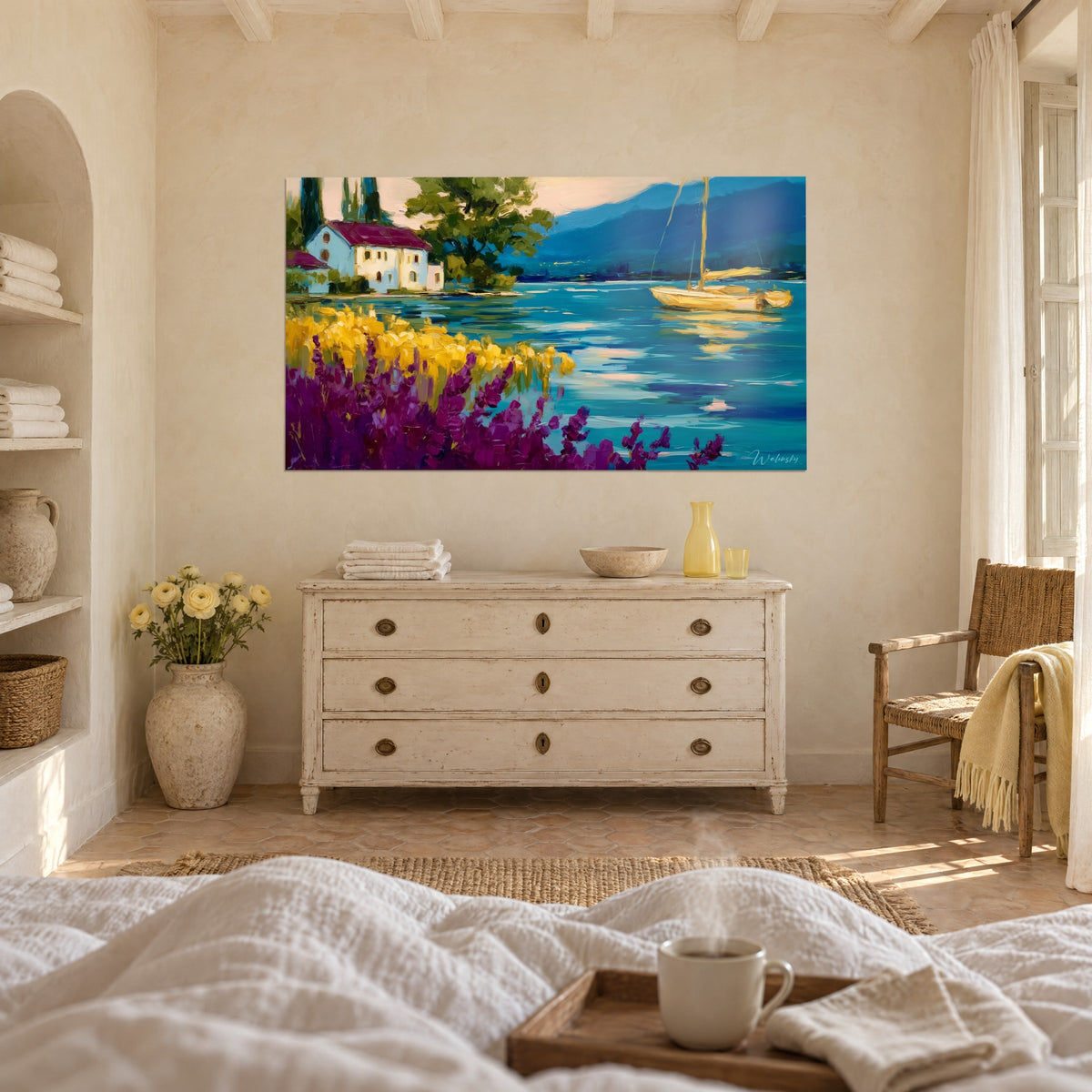 Cuadro Velero ocre en una bahía azul pato, tulipanes dorados y lavanda púrpura, sobre una cama en un dormitorio luminoso