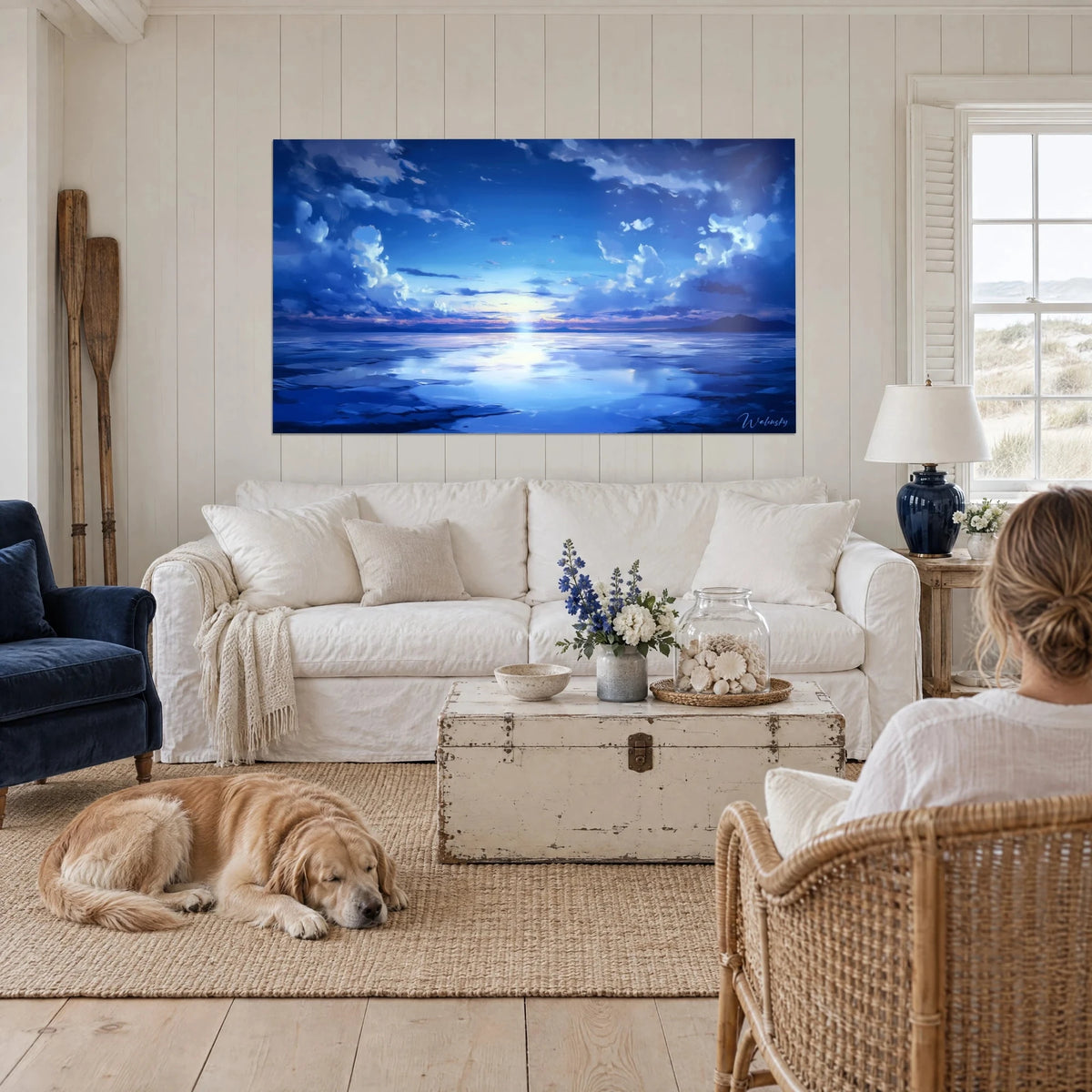 Cuadro Cielo azul celeste sobre un mar de sal con nubes cobalto y reflejos plateados, un retriever tumbado, encima de un sofá en un salón luminoso
