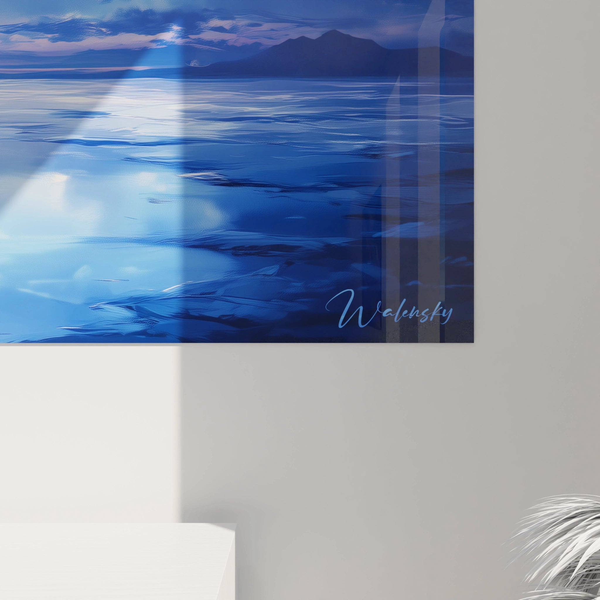 Tableau paysage océanique présentant une symétrie parfaite entre ciel et mer dans une palette monochrome bleue. La composition est centrée sur un point lumineux blanc qui trace un chemin réfléchissant sur les eaux calmes. Les nuages aux contours flous s'étendent sur les côtés, encadrant la scène apaisante.
