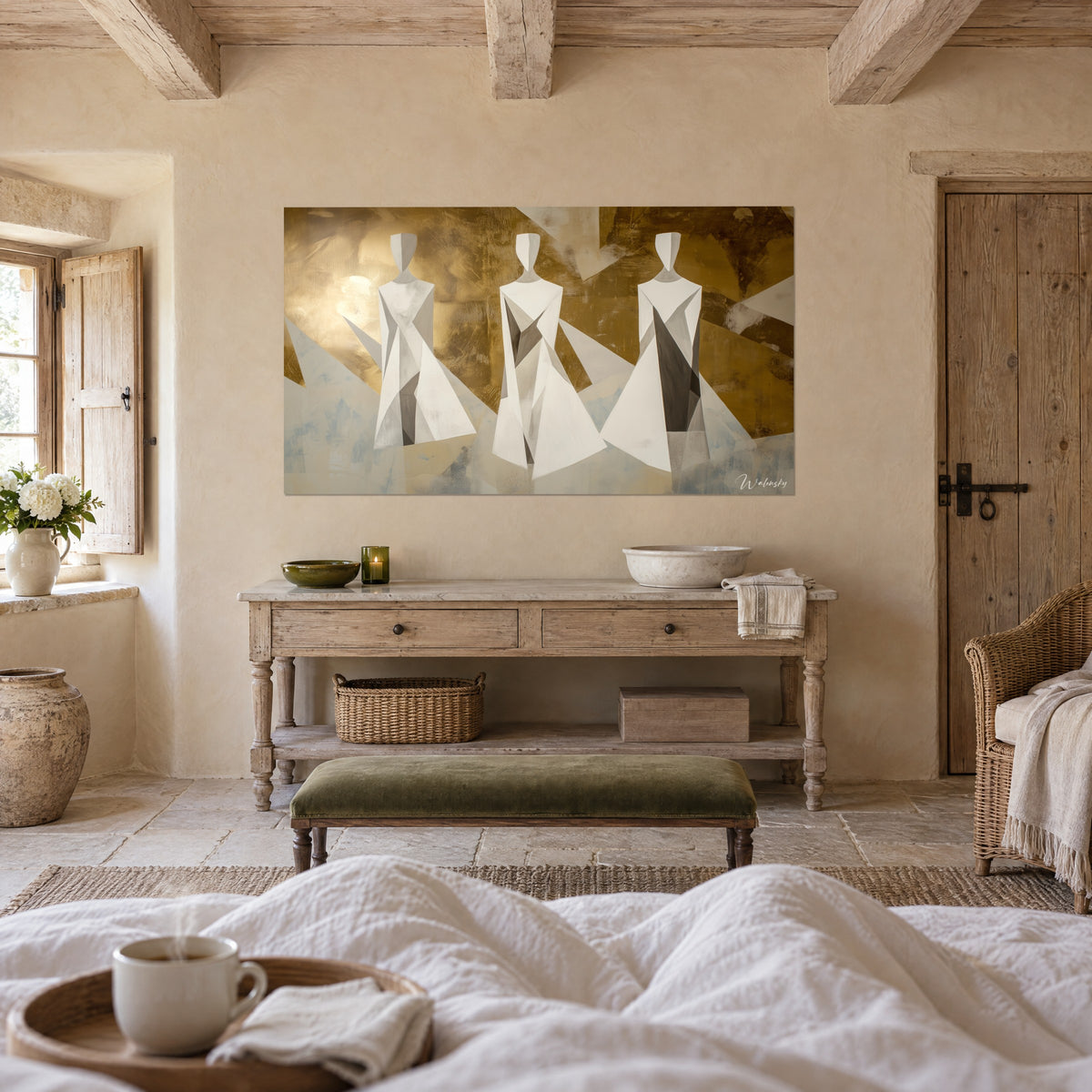 Schilderij gestileerde wijzen in driehoekige gewaden van crèmewit en grijs taupe, goud- en okerachtergrond, boven een bed in een lichte slaapkamer