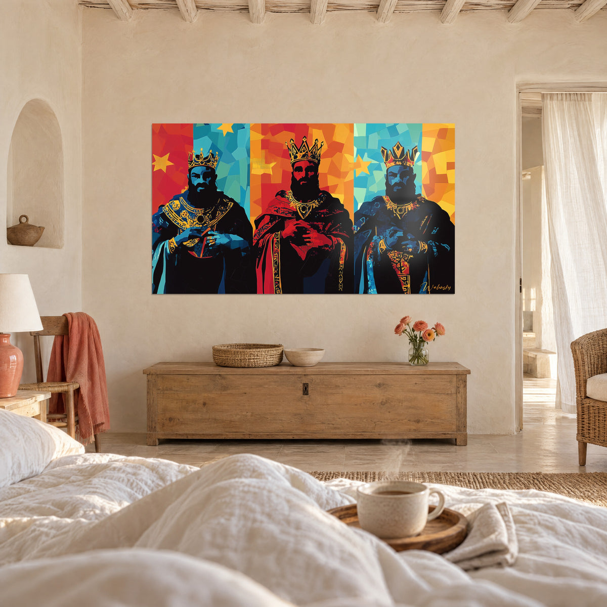 Schilderij van drie bebaarde koningen met gouden kronen, felrode en nachtblauwe mantels, mozaïekachtergrond, boven een bed in een lichte slaapkamer