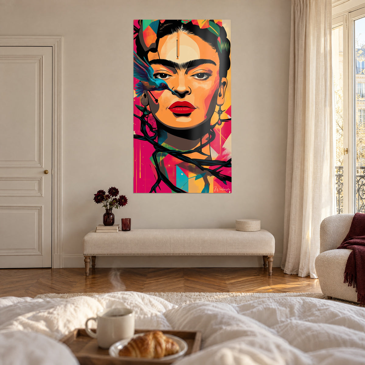 Quadro icona messicana con trecce ornate di fiori, labbra carminio e piume blu, sfondo rosa vivace, sopra un letto in una camera luminosa