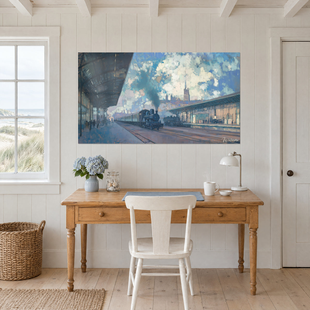 Πίνακας σκηνή σταθμού à la Monet, σκούρα υαλοσκέπη, βιολέ ράγες, ταραγμένος ουρανός βασιλικού μπλε, κρεμασμένος πάνω από γραφείο από ανοιχτόχρωμο ξύλο