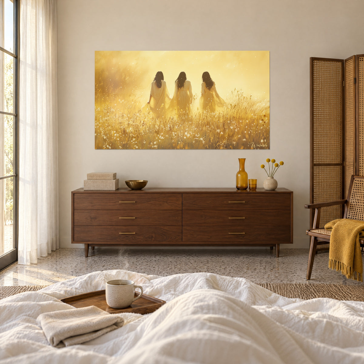 Quadro trio di silhouette in tuniche chiare tra il grano giallo miele, cielo zafferano, sopra un letto in una camera luminosa