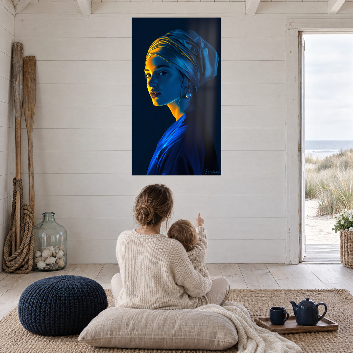 Quadro musa con perla su sfondo indaco, turbante blu e giallo miele, sulla parete di un salotto marino dove una madre e il figlio lo contemplano di spalle