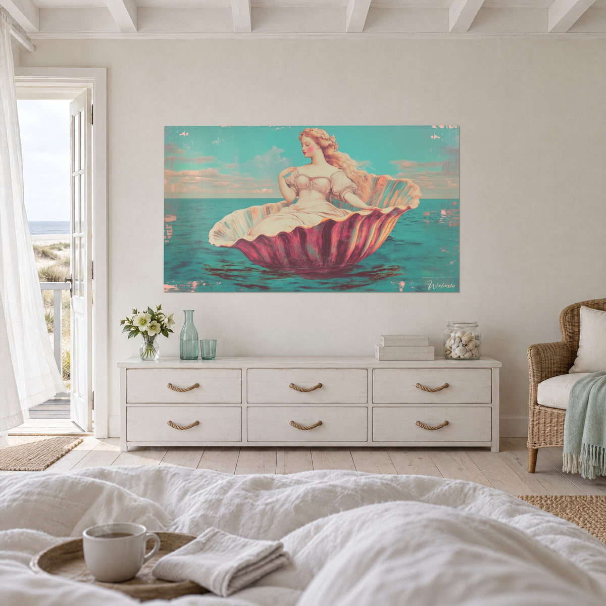 Gemälde einer jungen Frau mit Blumenkranz auf perlmuttfarbener Muschel, türkisfarbenes und rosa Meer, über einem Bett in einem hellen Schlafzimmer