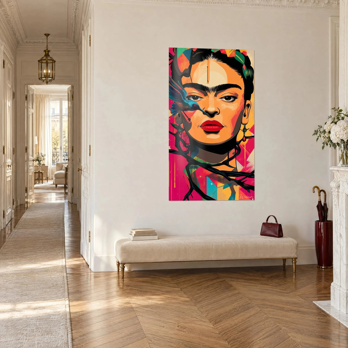 Quadro volto dai toni arancio circondato da spine nere, colibrì turchese e sfondo fucsia, visto in prospettiva in un corridoio in stile Haussmann