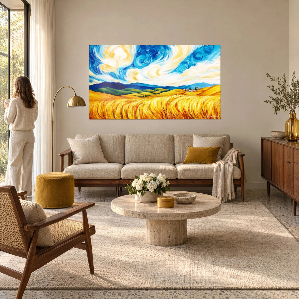 Schilderij golvend tarweveld in saffraangoud onder een wervelende kobaltblauwe lucht, boven een bank in een lichte woonkamer