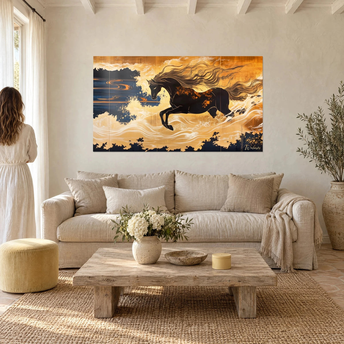 Tableau cheval noir bondissant, crinière dorée en volutes, vagues crème et bleu nuit, au-dessus d'un canapé dans un salon lumineux