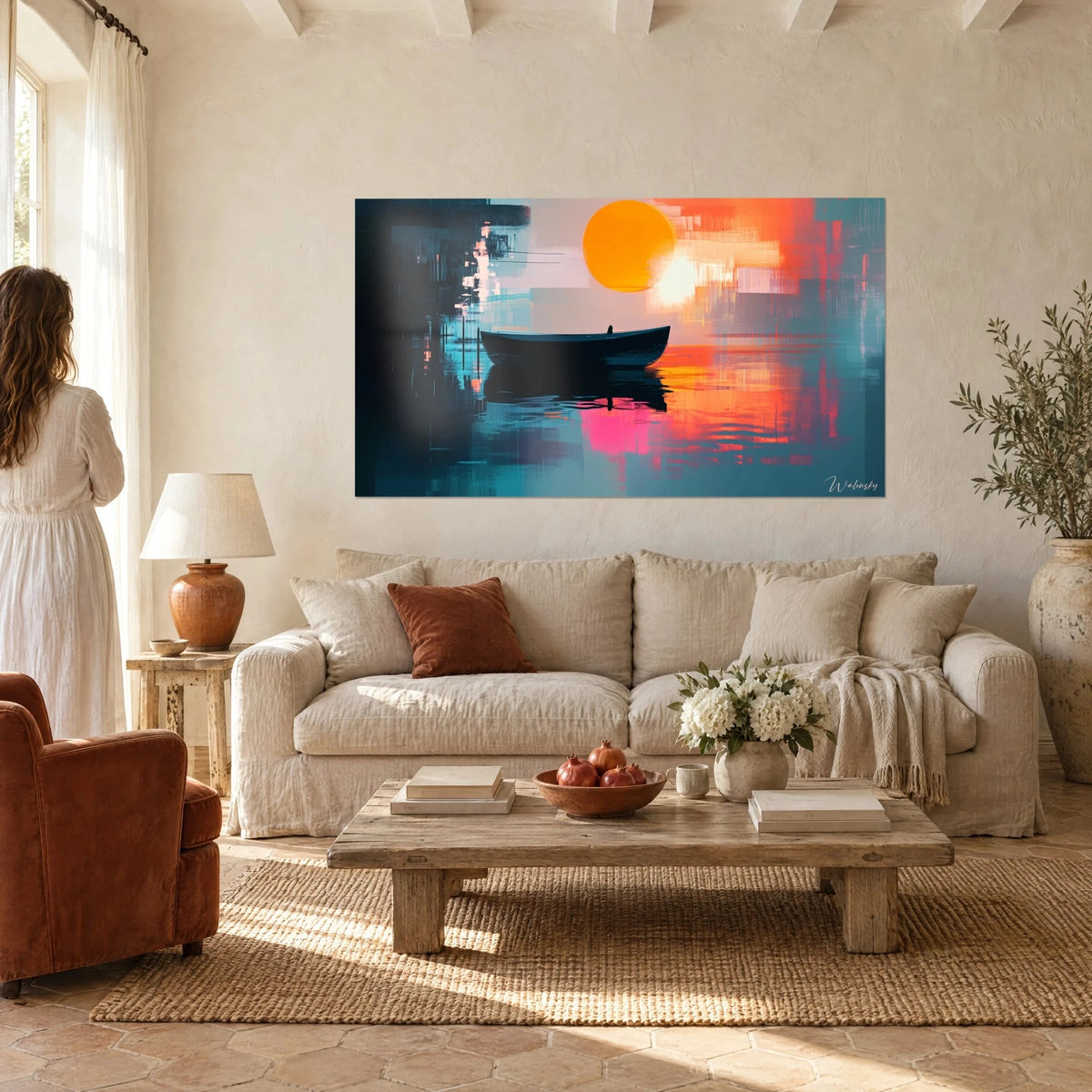 Tableau barque noire sous un soleil orange et rose fluo, reflets bleu pétrole sur l'eau, au-dessus d'un canapé dans un salon lumineux