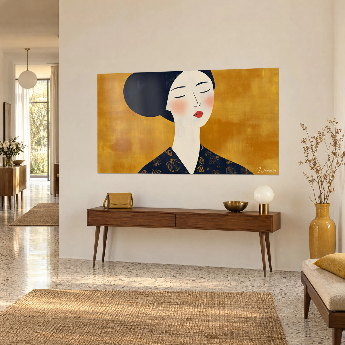 Cuadro rostro de mujer marfil con mejillas sonrosadas y labios rojos, kimono azul marino con flores doradas, visto de tres cuartos sobre pared beige