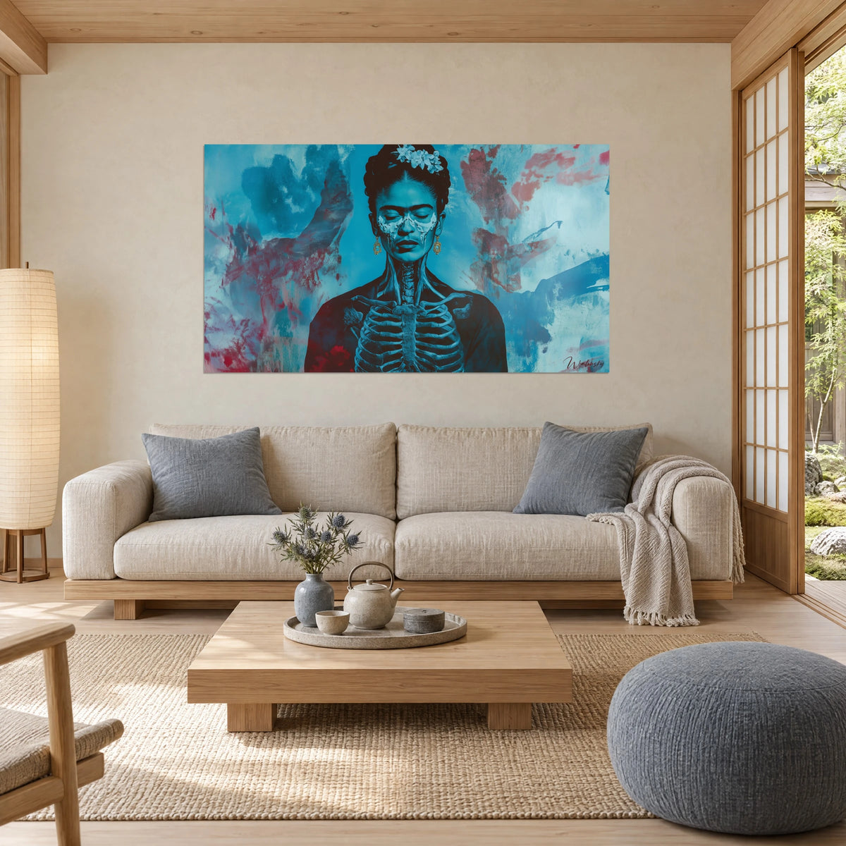 Schilderij portret van een vrouw met turkoois blauw skelet, witte bloemen in het haar, rode achtergrond, boven een bank in een lichte woonkamer