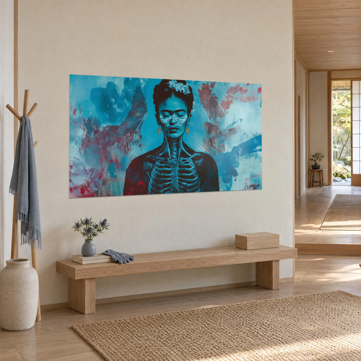 Schilderij Frida met gesloten ogen en gouden oorbellen, cyaanblauwe ribbenkast op karmijnrode spatten, driekwart aanzicht in een gang