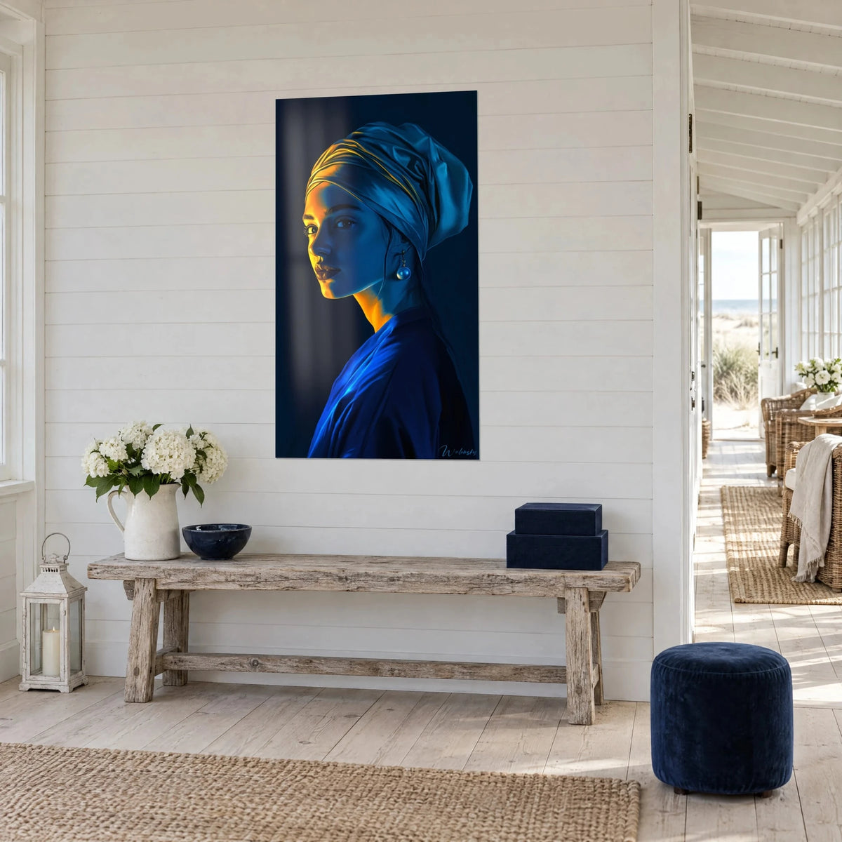 Quadro profilo femminile illuminato d'oro su sfondo blu notte, orecchino di perla, sulla parete bianca con perlinato di una casa al mare