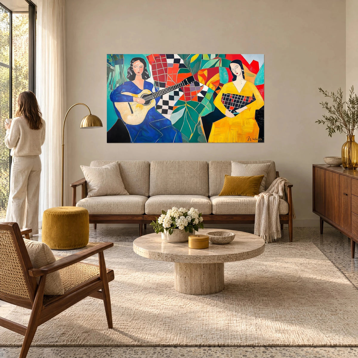 Quadro chitarrista in abito blu cobalto accanto a una vicina gialla, mosaico rosso e scacchiera nera, appeso sopra un divano in un soggiorno luminoso