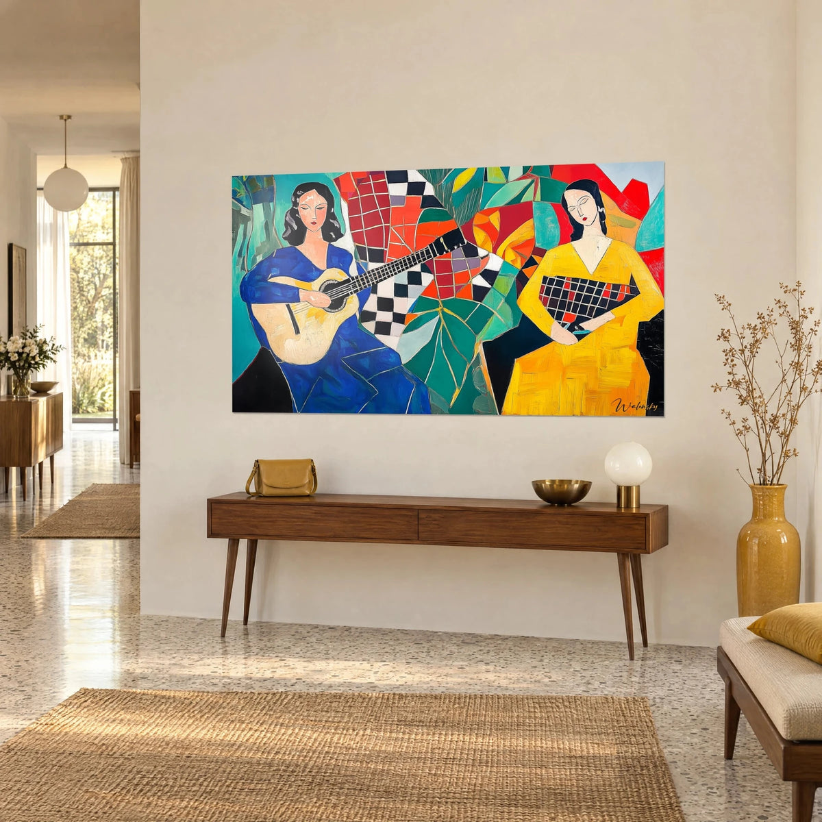 Quadro due musiciste con le palpebre chiuse, abito indaco e abito zafferano, foglie verde smeraldo, su una parete beige, vista di tre quarti