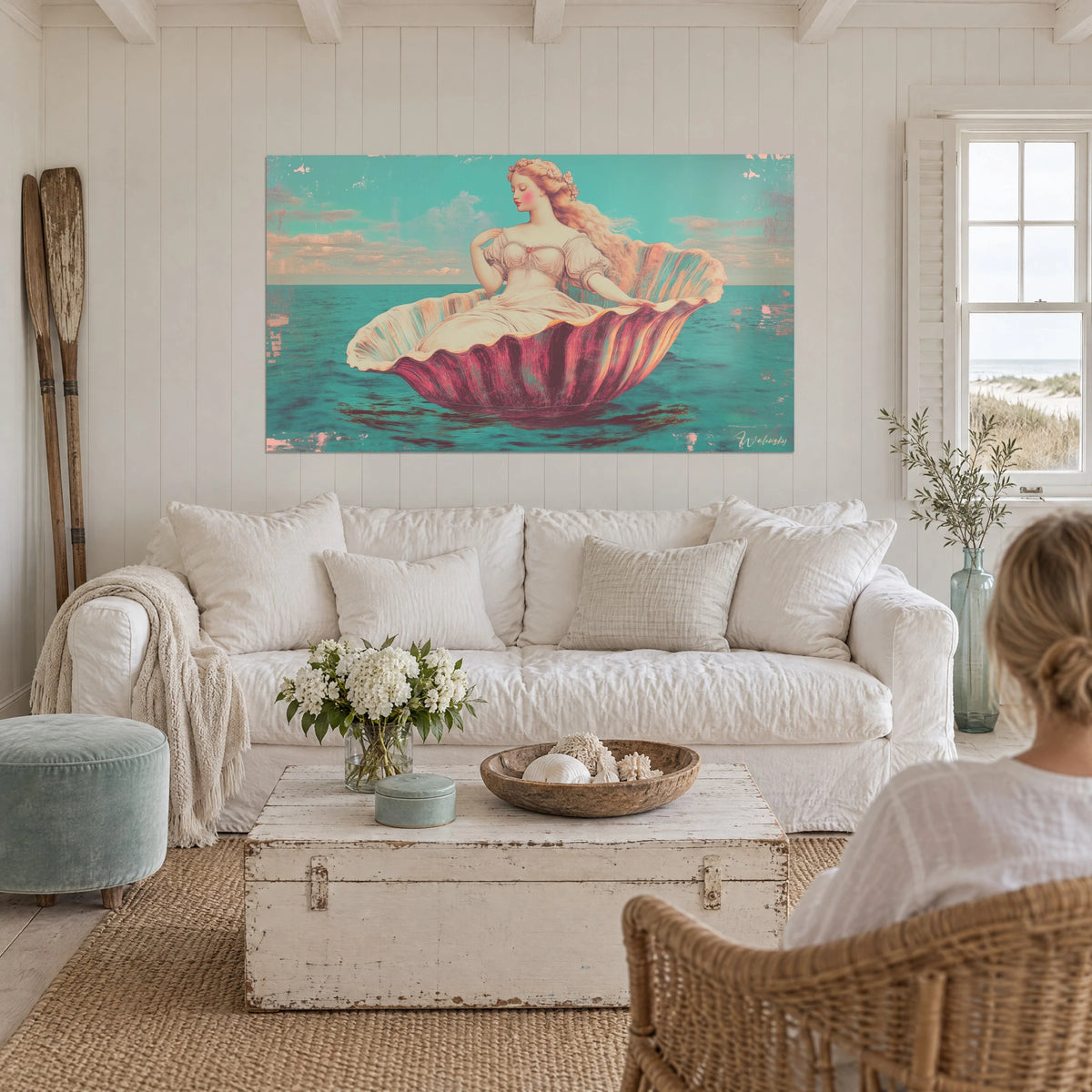 Gemälde einer blonden lockigen Göttin, auf ihrer rosa Muschel sitzend, türkisfarbener Himmel, über einem Sofa in einem hellen Wohnzimmer