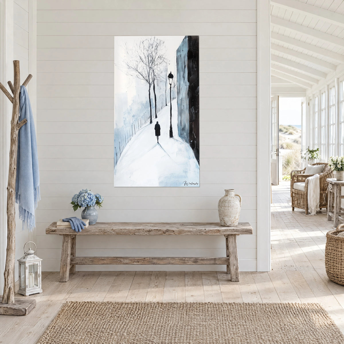 Cuadro avenida de árboles desnudos bajo la nieve, blanco tiza y azul pizarra, farola y pared oscura, entrada de casa de madera
