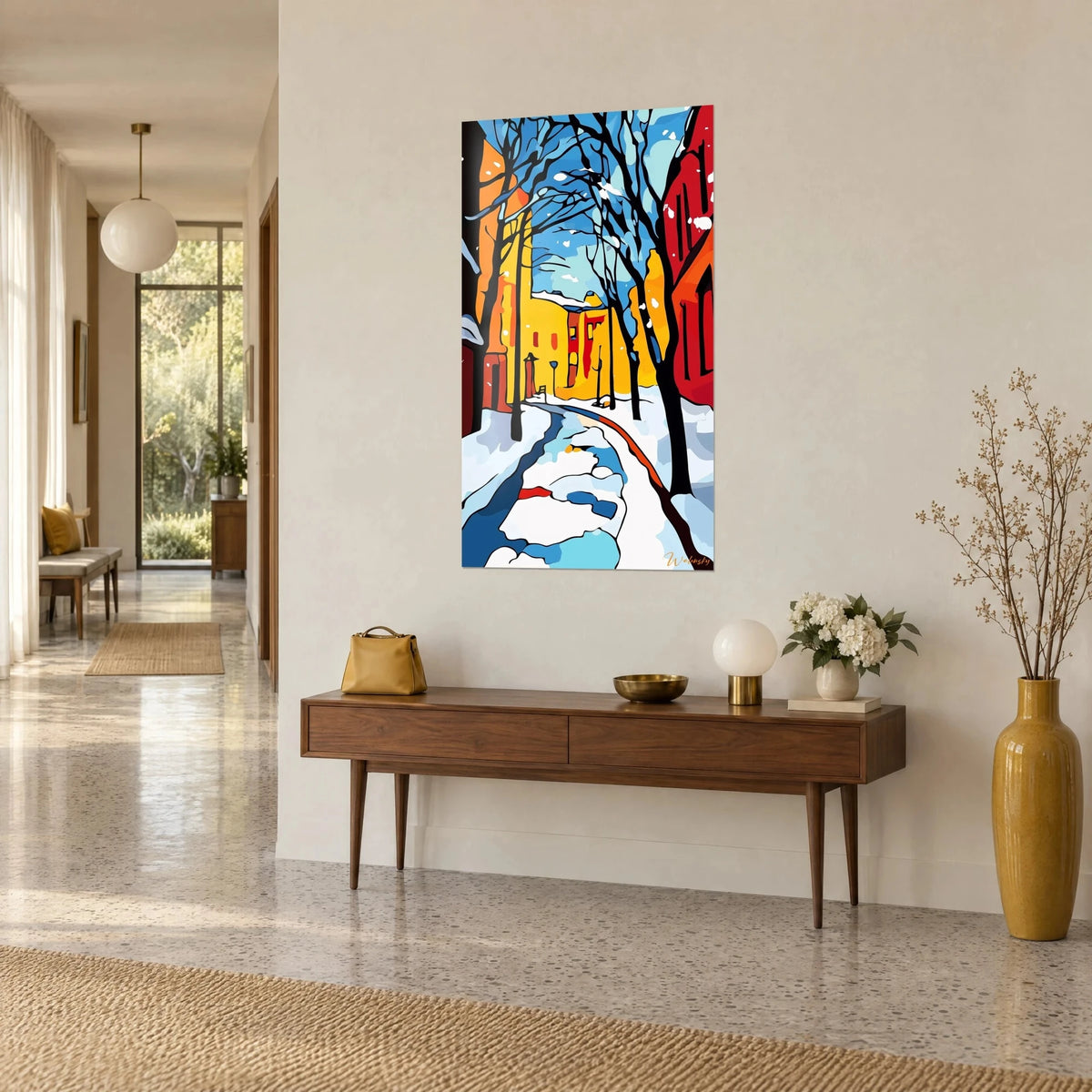 Schilderij winterlaan omzoomd door oranje en gouden huizen, wit pad met blauwe strepen, aan een beige muur, driekwartzicht