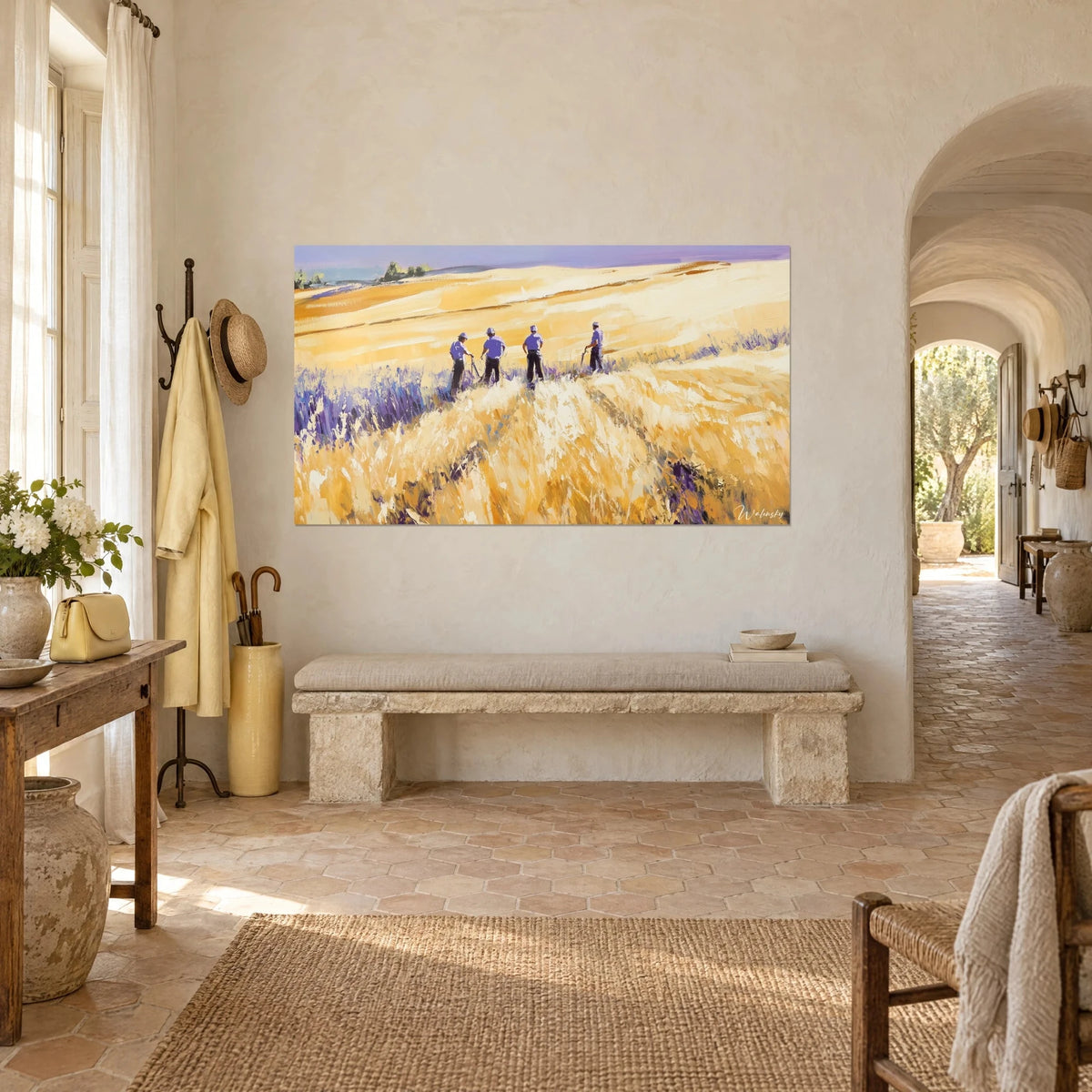 Quadro quattro mietitori in pantaloni scuri su una collina ocra, tocchi densi di lavanda, visti di tre quarti in un mas provenzale
