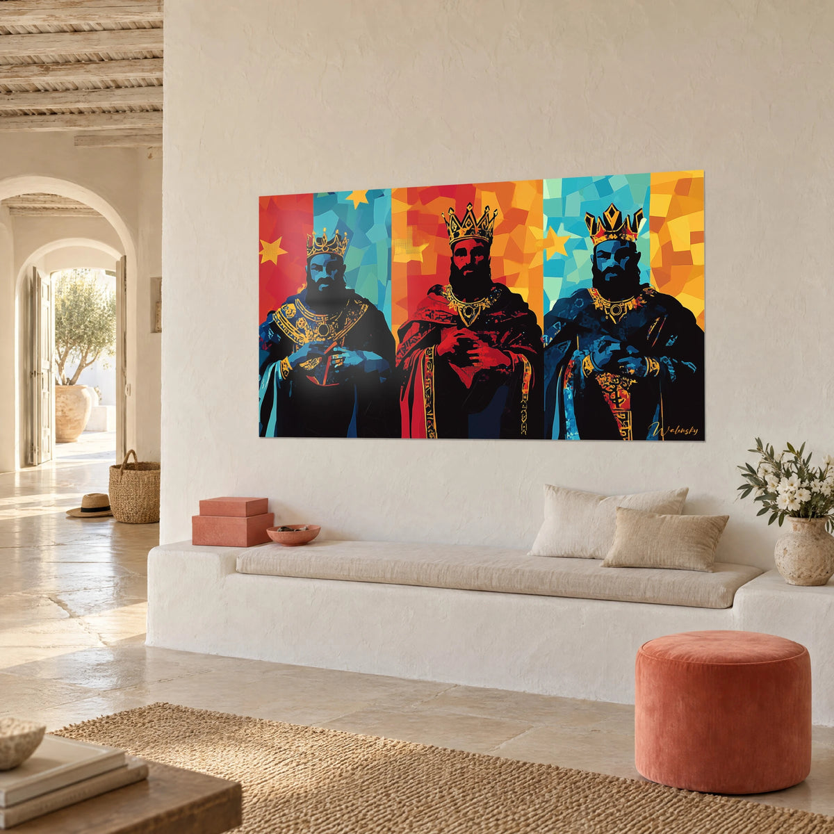 Schilderij triptiek van bebaarde heersers in popartstijl, turquoise en oranje mozaïek, gouden sterren, crèmekleurige muur en stenen bank