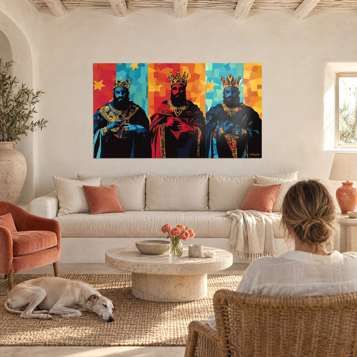 Schilderij van drie gekroonde koningen uit het Oosten met gouden kronen, rode en blauwe mantels, oranje achtergrond, boven een bank in een lichte woonkamer