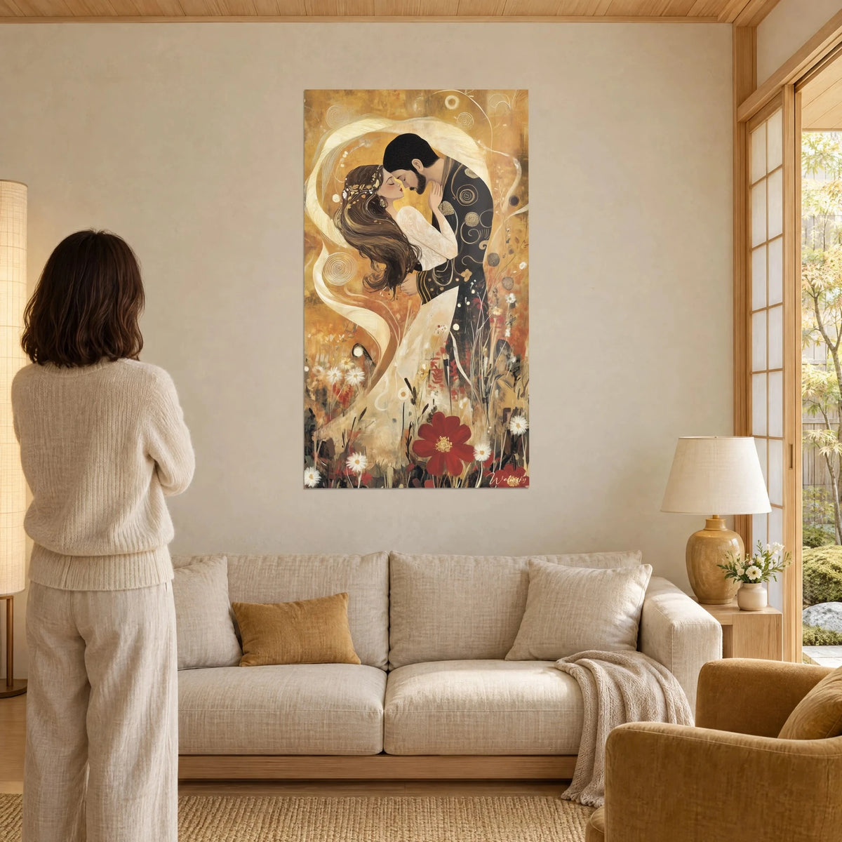 Tableau couple enlacé en robe ivoire et veste noire, fond or et fleurs rouges, personne de dos, au-dessus d'un canapé dans un salon lumineux