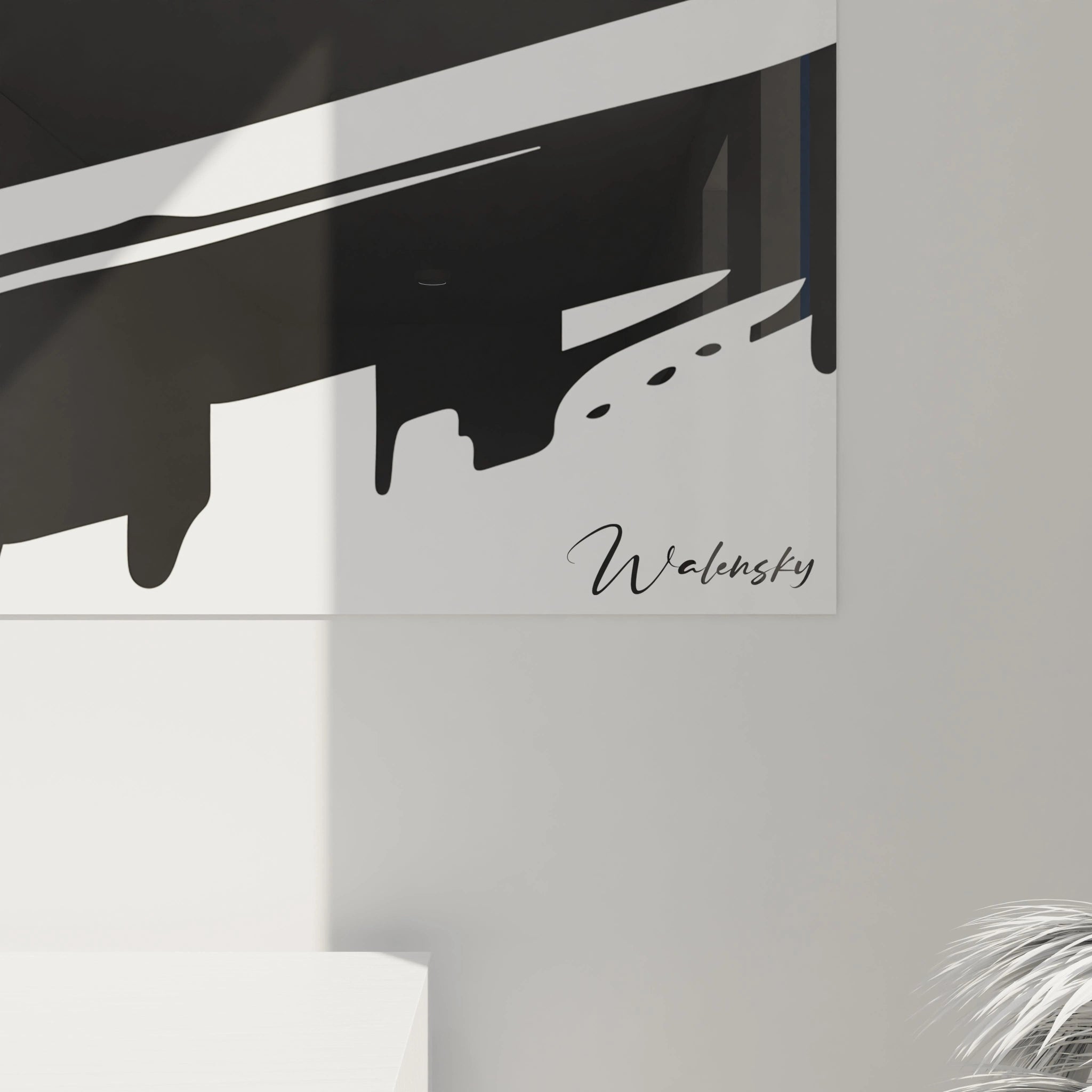 Ce tableau Edvard Munch présente une scène contrastée en noir et blanc, avec une silhouette allongée au premier plan et un arrière-plan structuré par des traits dynamiques et des textures rugueuses.







