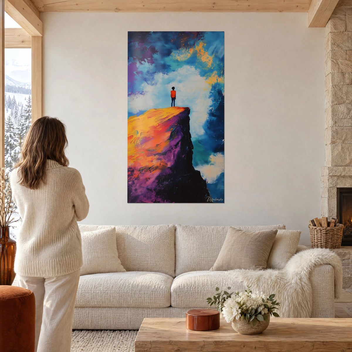 Quadro sagoma in maglione arancione sulla cima di una roccia gialla e viola, cielo azzurro, sopra un divano in un soggiorno luminoso