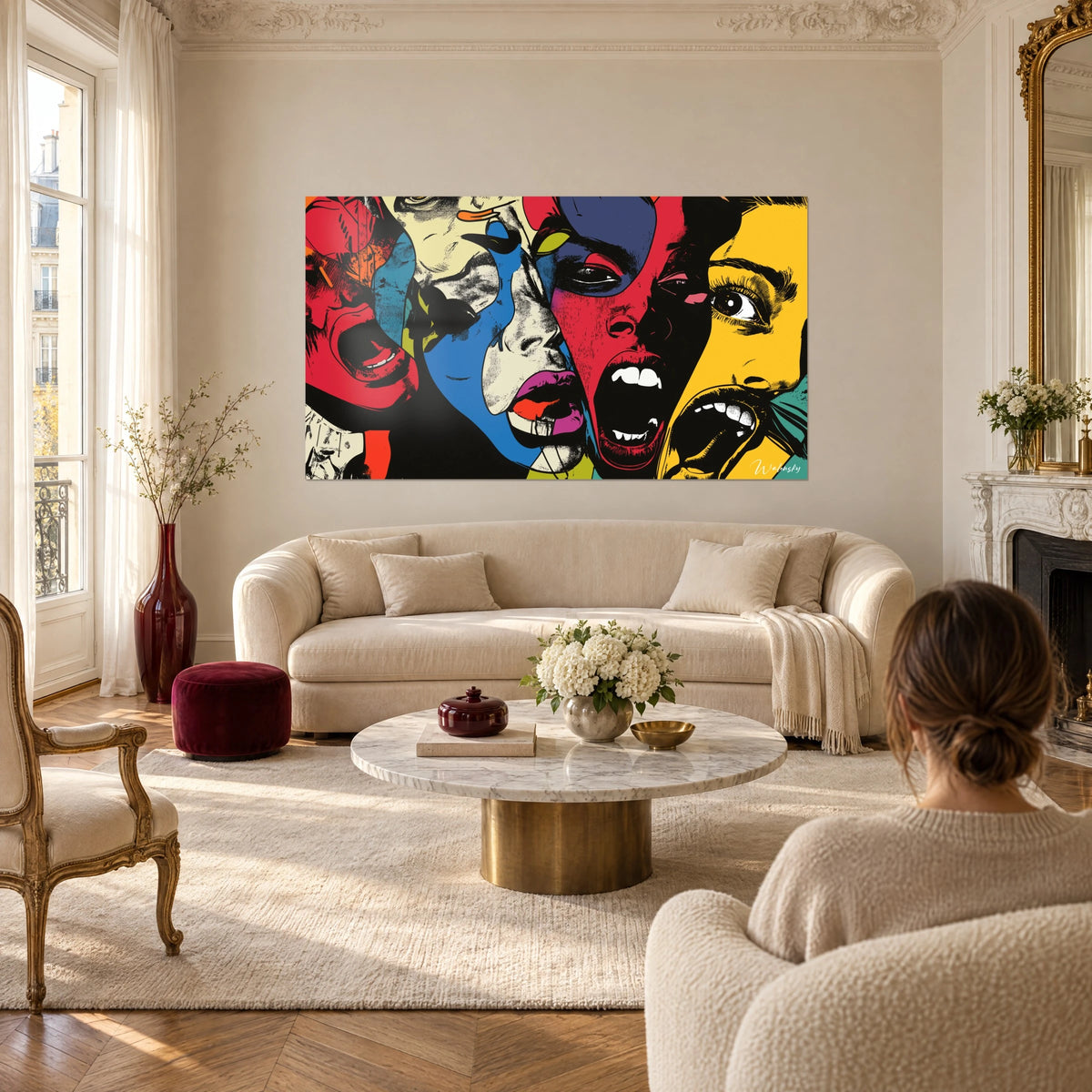 Πίνακας με ουρλιάζοντα πρόσωπα σε pop art με έντονο κόκκινο, μπλε και κίτρινο, ανοιχτά σαγόνια, πάνω από έναν καναπέ σε φωτεινό σαλόνι