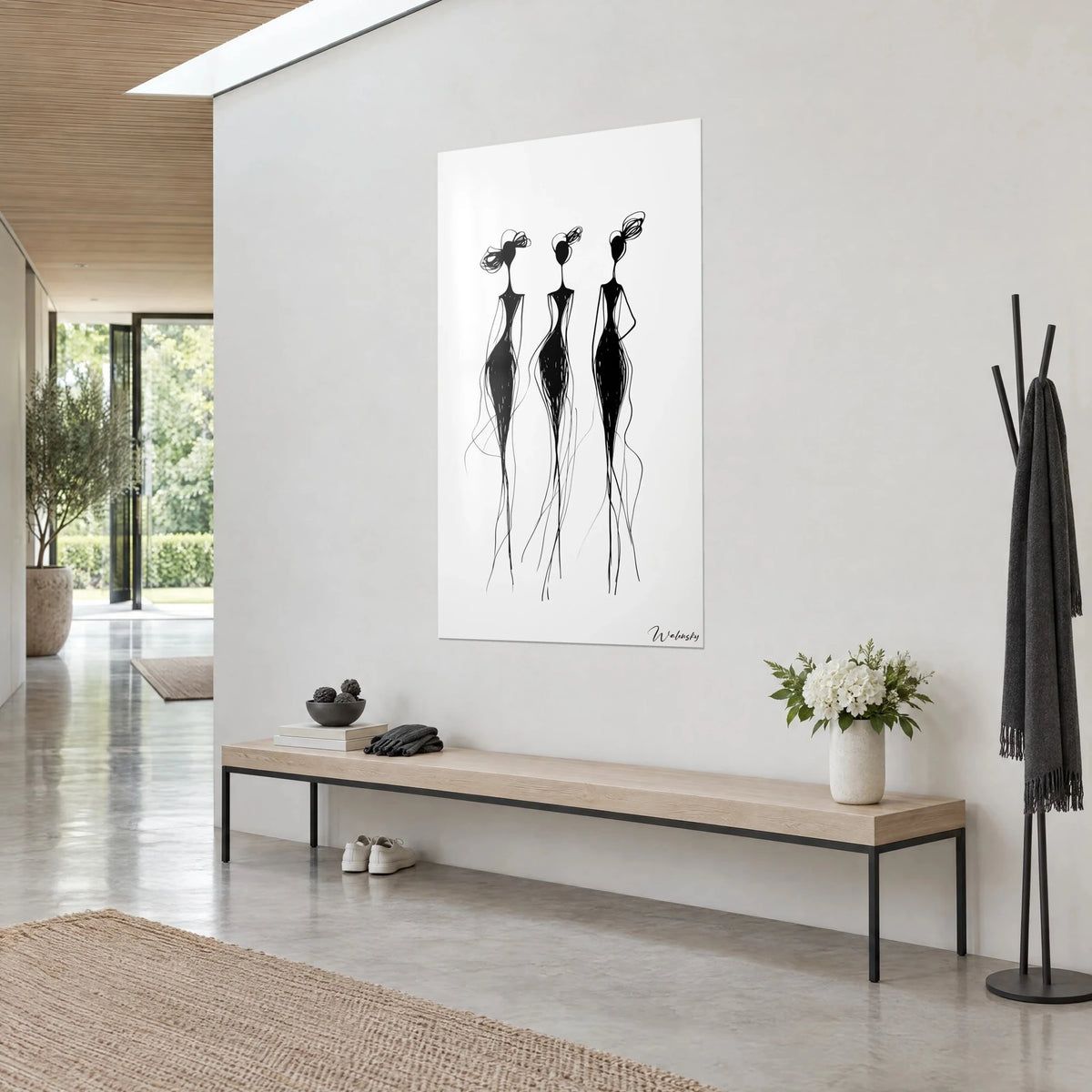 Tableau trio de femmes stylisées à l'encre noire, tailles fines, traits ruisselants, fond blanc, sur mur gris perle, banc en bois clair