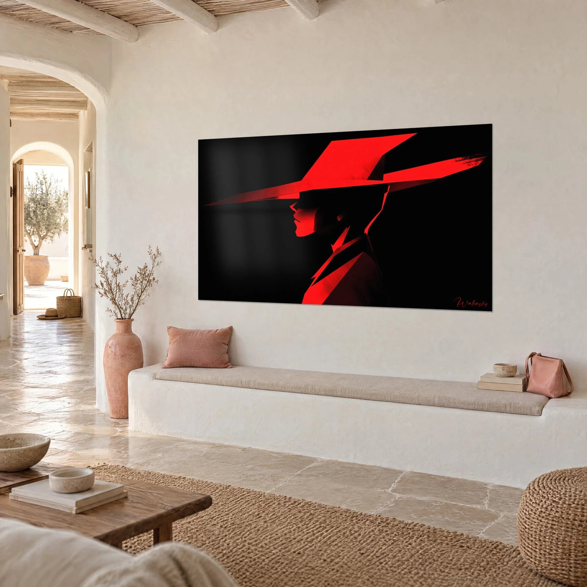 Tableau portrait stylisé d'un visage cerné d'ombre sous un immense chapeau écarlate effilé, noir profond, mur chaulé blanc, banquette en pierre