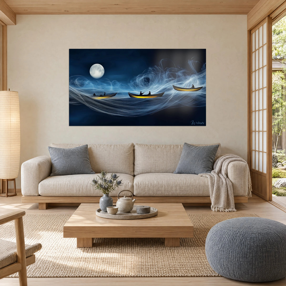 Schilderij drie gouden boten die onder een volle maan voortglijden, golven van witte draden op nachtblauw, boven een bank in een lichte woonkamer