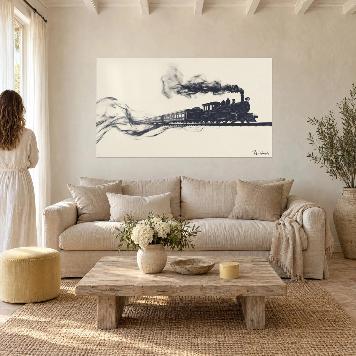 Quadro di una locomotiva a vapore nera che corre su una rotaia, pennacchio di fumo di carbone su fondo crema, sopra un divano in un soggiorno luminoso
