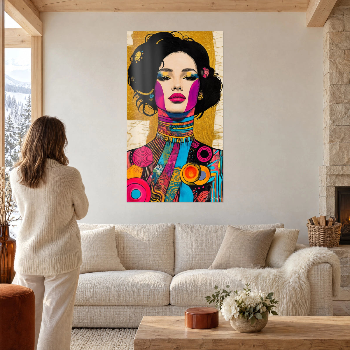 Schilderij portret van een vrouw met fuchsia lippen, gehamerde gouden achtergrond en tuniek van kleurrijke cirkels, boven een bank in een lichte woonkamer