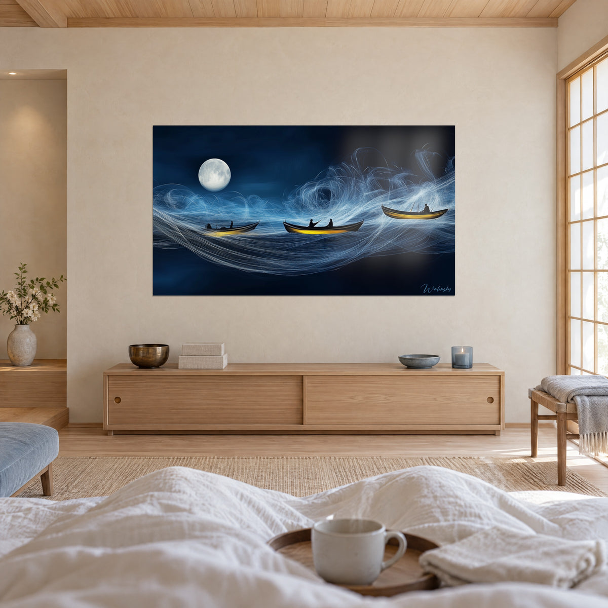 Schilderij witte maan die vissers in hun gele boten verlicht, deining van parelmoeren draden op een marineblauwe achtergrond, boven een bed in een lichte slaapkamer