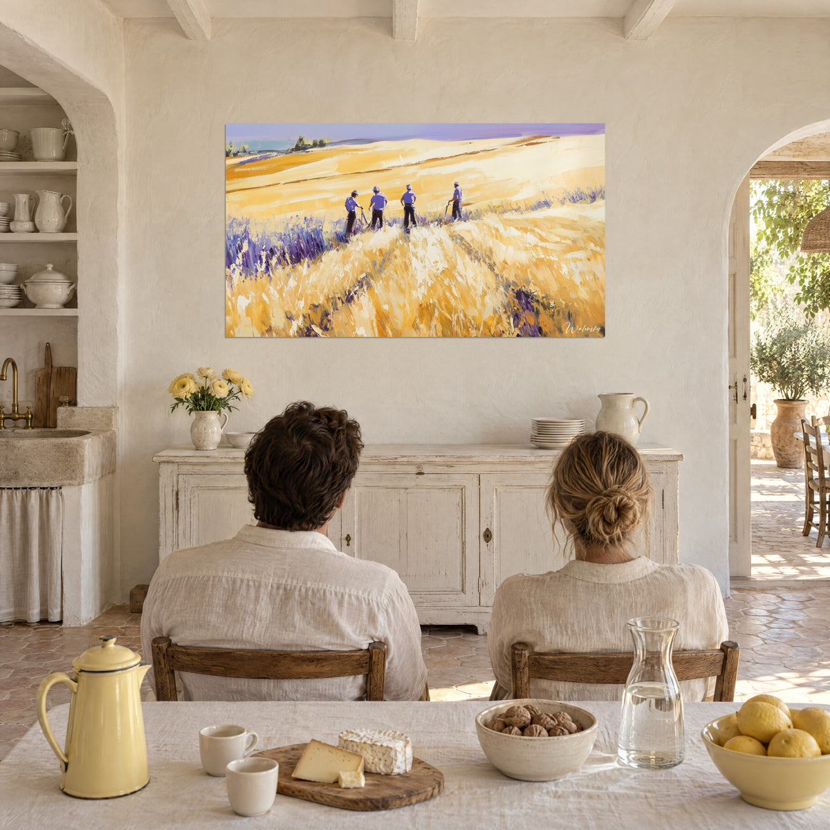 Quadro contadini al lavoro sotto un cielo malva, erbe color crema e ocra, sulla parete di un mas provenzale, coppia seduta a tavola di spalle