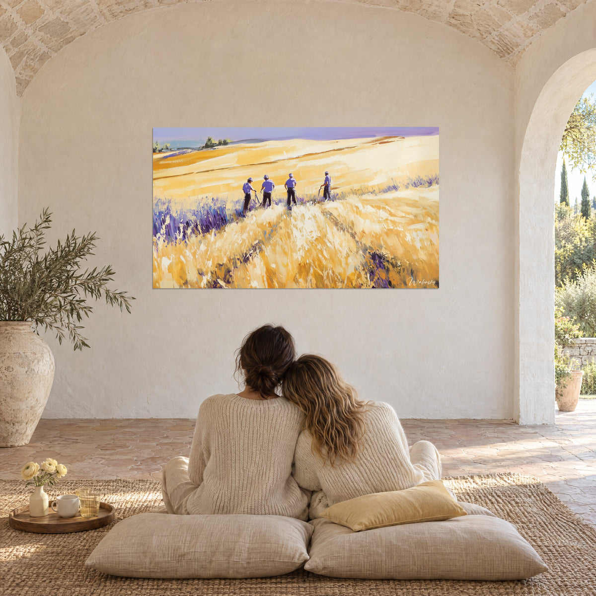 Quadro scena di fienagione con pennellate a coltello, sfumature d'oro e indaco, sotto le volte bianche di un mas, coppia abbracciata di spalle
