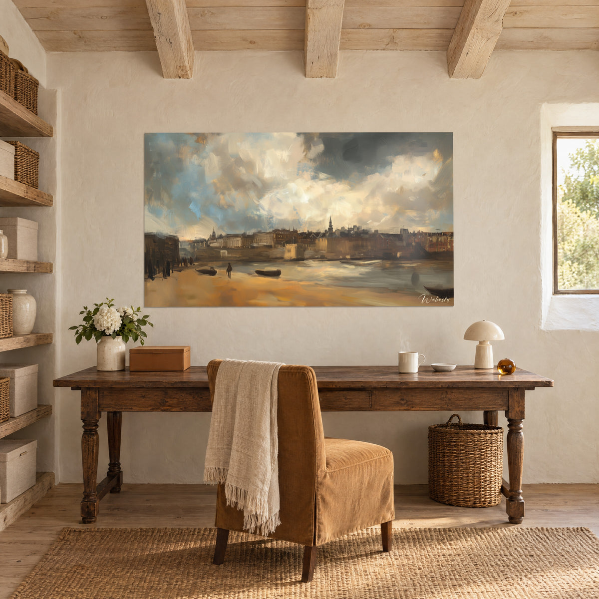 Quadro paesaggio urbano in stile olandese, tetti bruni, acqua argentea, cielo nuvoloso grigio e crema, sopra una scrivania in legno antico