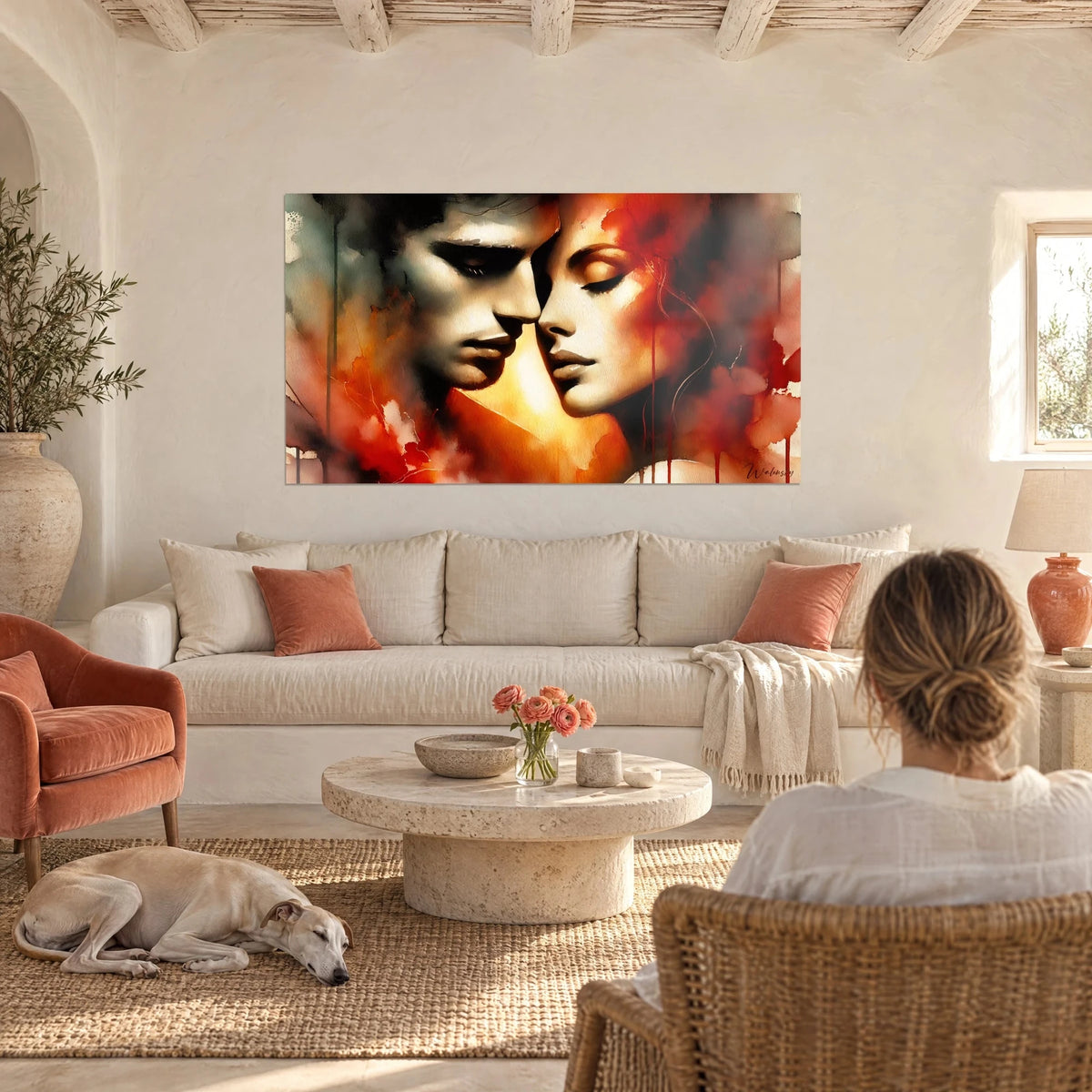 Tableau couple enlacé front contre front, roux brûlé et ocre doré, coulures rouges, au-dessus d'un canapé dans un salon lumineux
