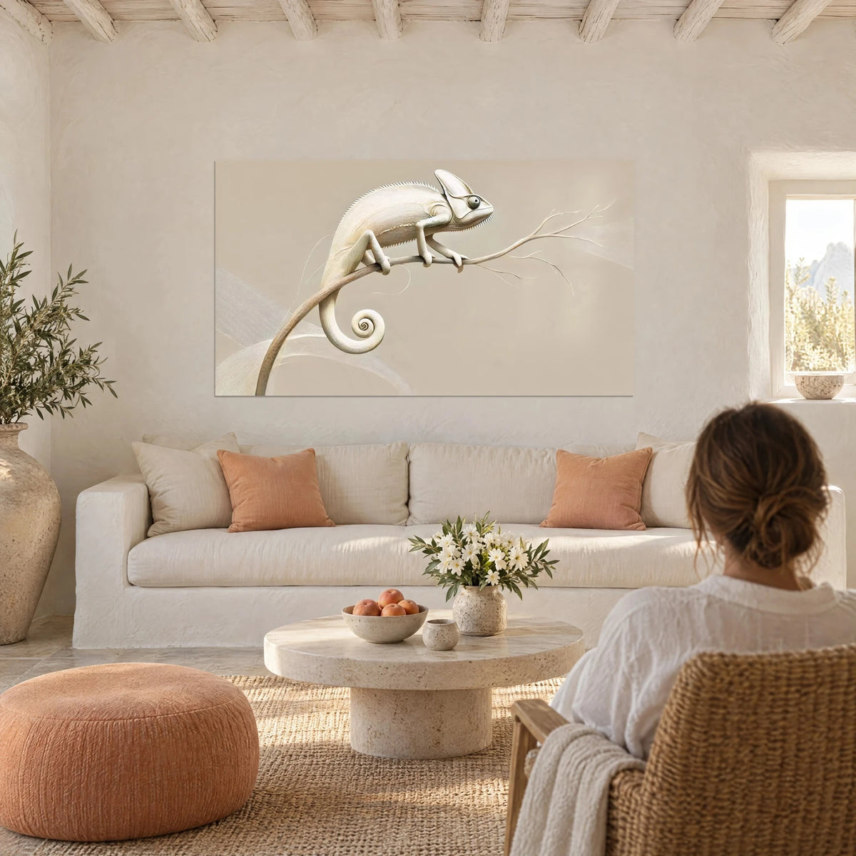 Tableau caméléon ivoire lové sur sa branche, queue en spirale sur fond beige, au-dessus d'un canapé dans un salon lumineux