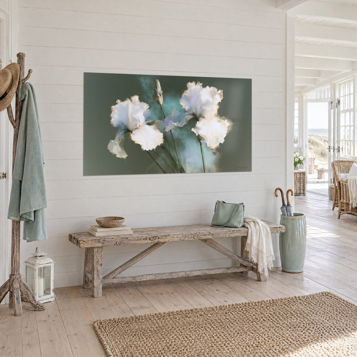 Gemälde perlmuttfarbene Irisblüten, blasse Knospe und türkiser Dunst auf graugrünem Grund, an der Wand eines Flurs am Meer